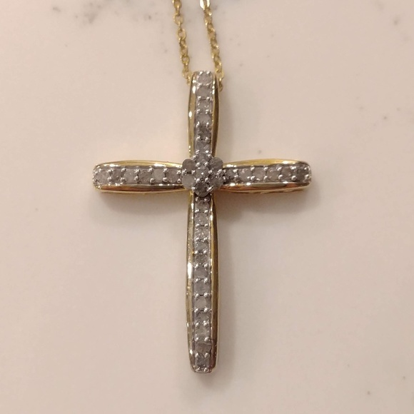 1 CTTW Diamond Cross Pendant Yellow Gold - Picture 2 of 8